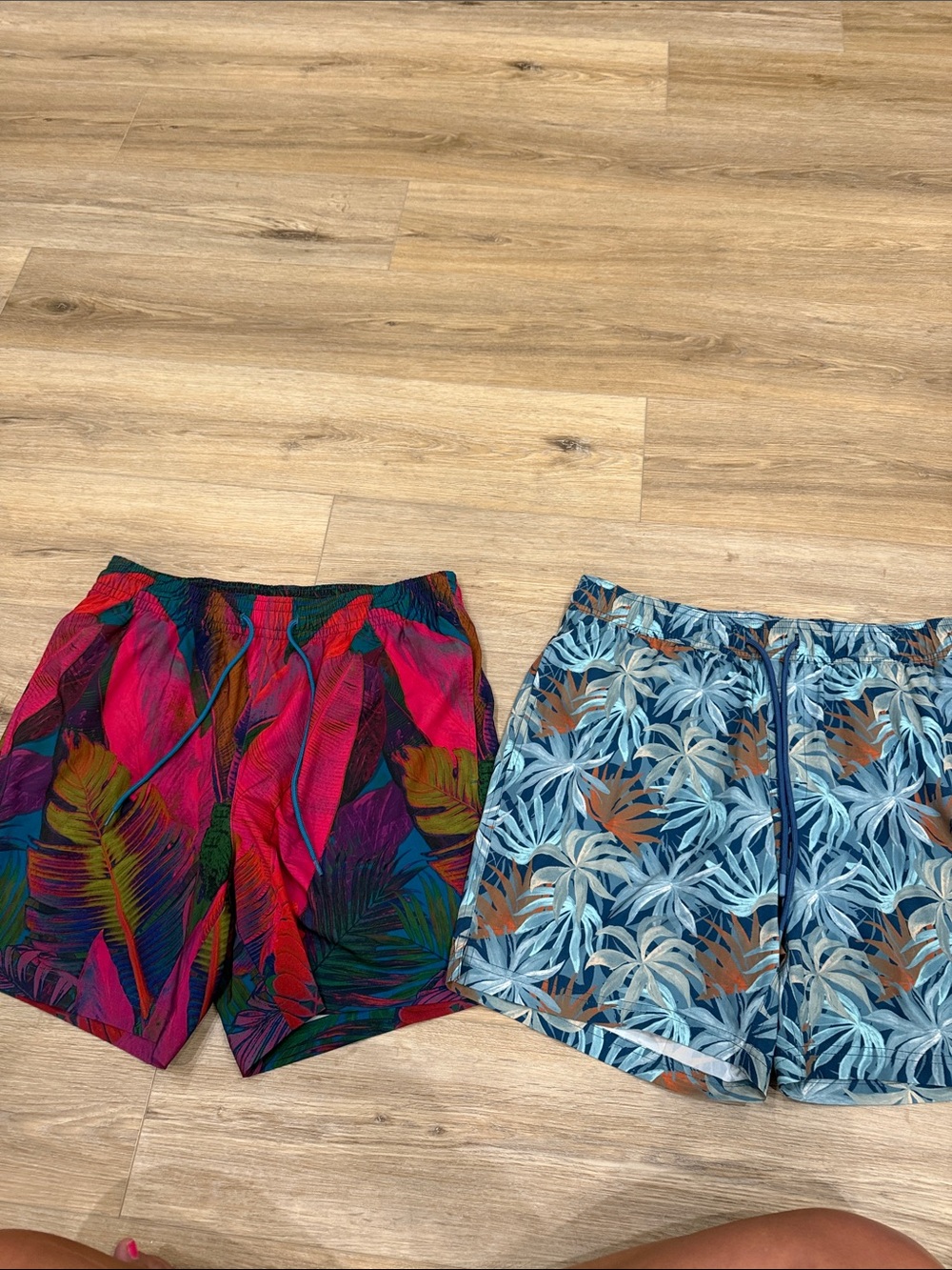 Never worn- Men's Tropical Print Swim Shorts - Multicolor